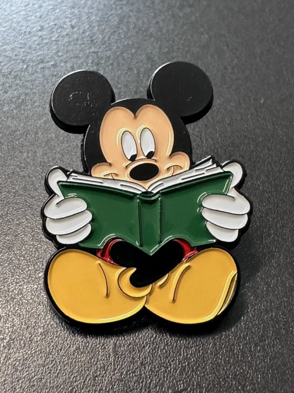 DISNEY Mickey Mouse Reading a‎ Book Enamel Trading Pin (BRAND-NEW & SO CUTE!)
